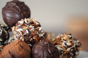 800px-Truffles_with_nuts_and_chocolate_dusting_in_detail